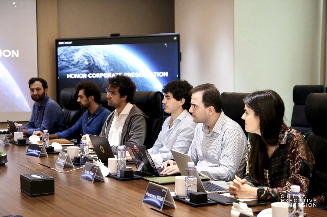 HONOR — the delegation seated for the corporate presentation, named places on the table — Shenzhen